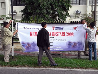Menaikkan banner KRB \'08